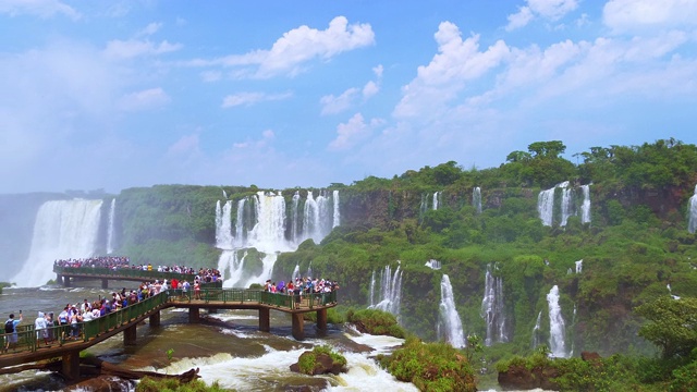 观看伊瓜苏瀑布，Foz do Iguaçu，巴西视频素材
