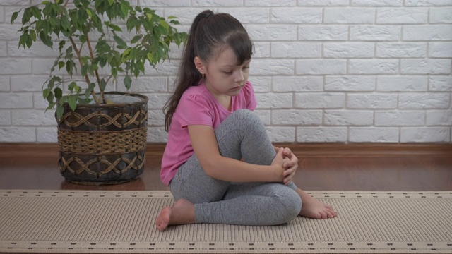 瑜伽女孩躺在地板上。视频下载