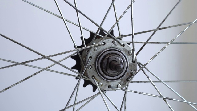 自行车车轮后套的装配。视频特写应用润滑脂后轮轮毂。视频下载