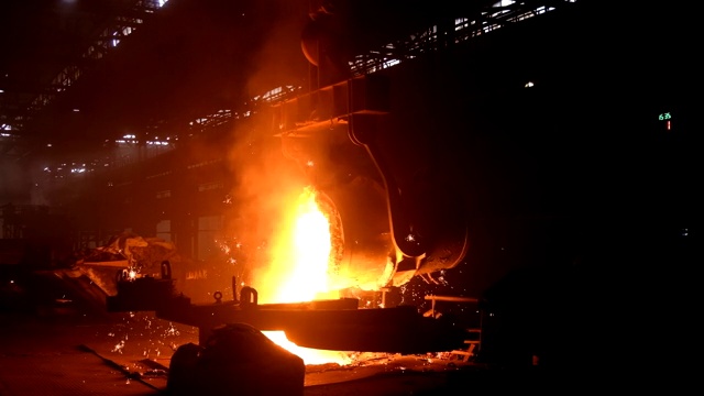 冶金厂金属铸造工艺。液态金属注入模具视频素材