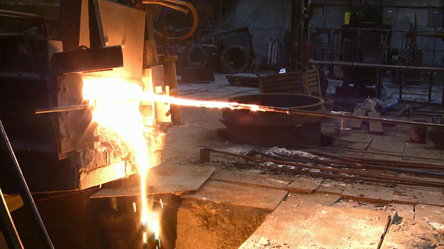 钢铁厂的工人视频素材