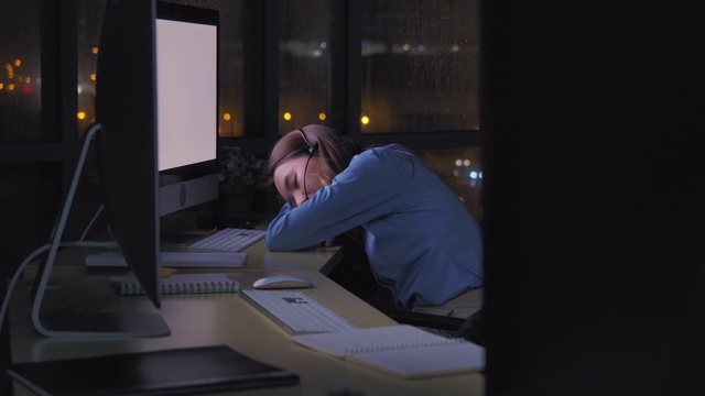女商人在办公隔间脸朝下趴在桌子上睡觉视频素材