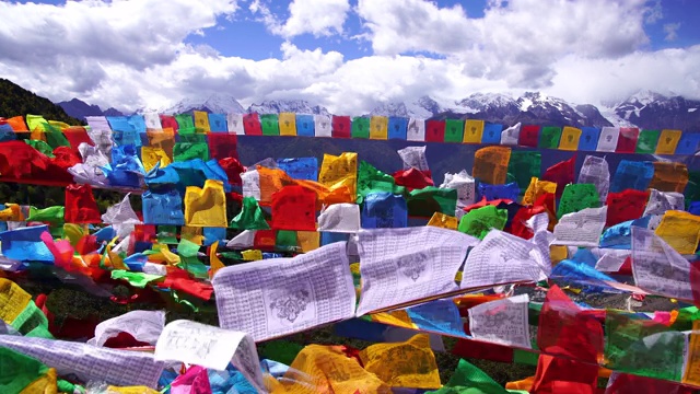藏族经幡旗或龙塔及康城章嘉山高观视频下载