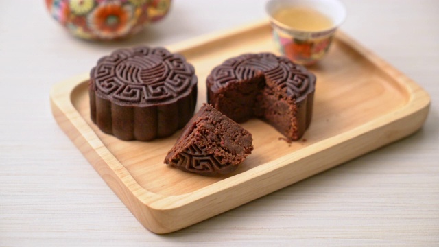 中国月饼黑巧克力味木盘视频素材