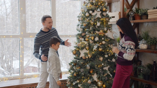 家长和孩子在现代公寓装饰新年树聊天，一起玩视频素材
