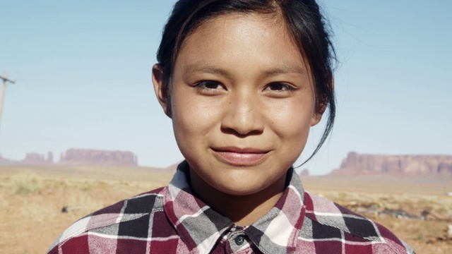 户外肖像美丽的纳瓦霍土著美国印第安女孩在北亚利桑那沙漠纪念碑谷印第安保留地视频素材