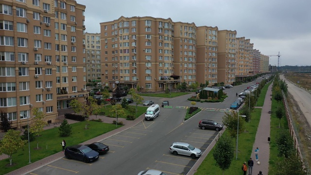 Sofiyevskaya Borshchagovka，基辅地区，乌克兰——2020年10月:村舍和公寓楼的鸟瞰图。城市附近的私营部门。视频下载