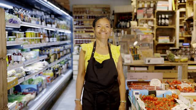 微笑成熟的女性老板在熟食店视频下载
