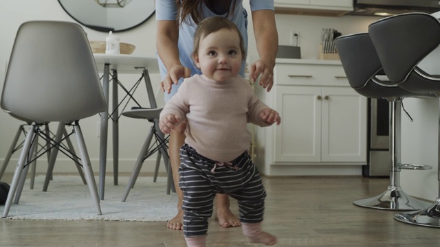 母亲为女儿迈出第一步鼓掌的慢镜头/美国犹他州的布拉夫代尔视频下载