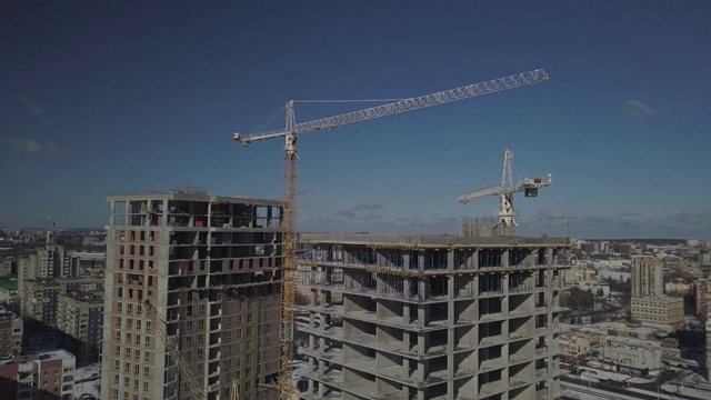 塔吊在多层建筑施工期间工作。视频素材