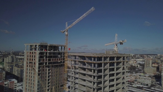 塔吊在多层建筑施工期间工作。视频素材