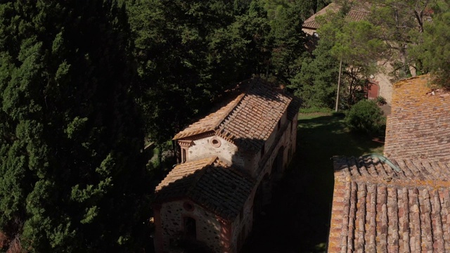 意大利托斯卡纳废弃村庄的无人机鸟瞰图视频下载