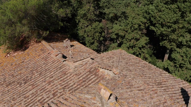 意大利托斯卡纳废弃村庄的无人机鸟瞰图视频下载