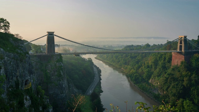 英国西南部布里斯托尔的克利夫顿吊桥，伴随着晨雾，4k延时(放大)视频素材