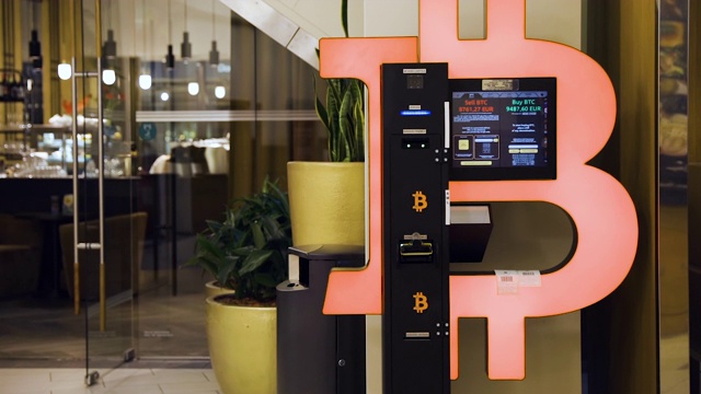 比特币ATM机在商场进行加密货币交易视频下载