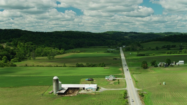 公路穿越宾夕法尼亚西部乡村景观-空中视频素材