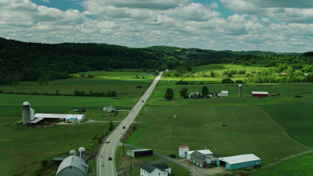 无人机飞过宾夕法尼亚州坎伯兰镇21号公路沿线的农场视频素材