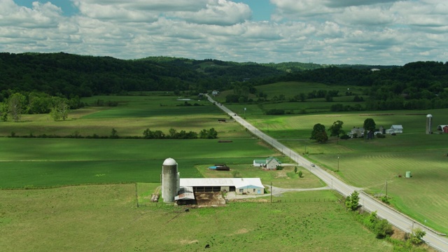 向后无人机拍摄的宾夕法尼亚州西部乡村景观视频素材