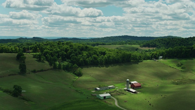 宾夕法尼亚州西部的农场-无人机拍摄视频素材