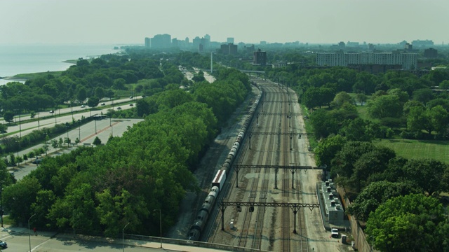 经过芝加哥密歇根湖的油火车-无人机拍摄视频素材