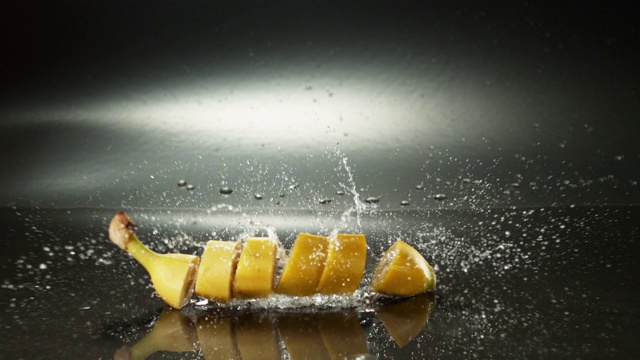 香蕉片掉落在潮湿的表面，产生涟漪视频素材