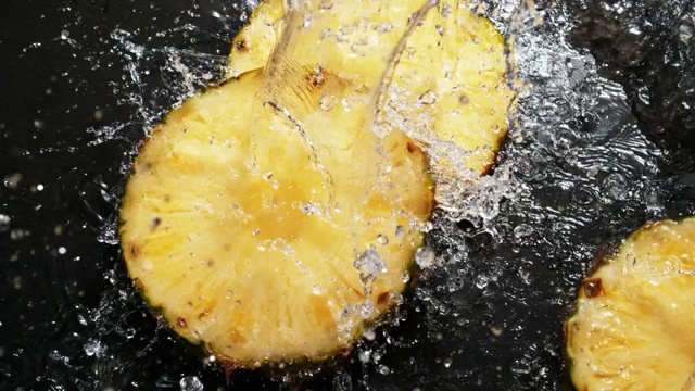 水倒在菠萝片上视频素材