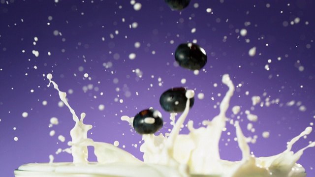 蓝莓落入牛奶中，产生涟漪视频素材
