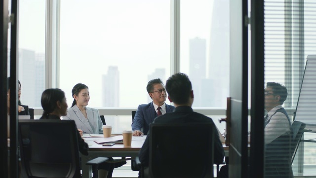 亚洲公司高管在公司会议室讨论业务视频下载