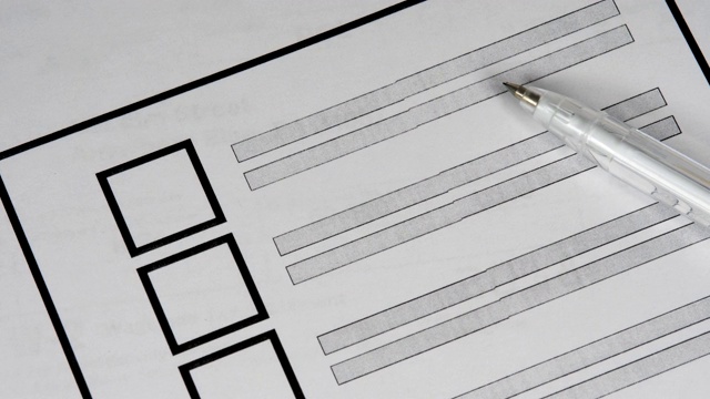 纸选票与未填充投票复选框的地方和笔视频素材
