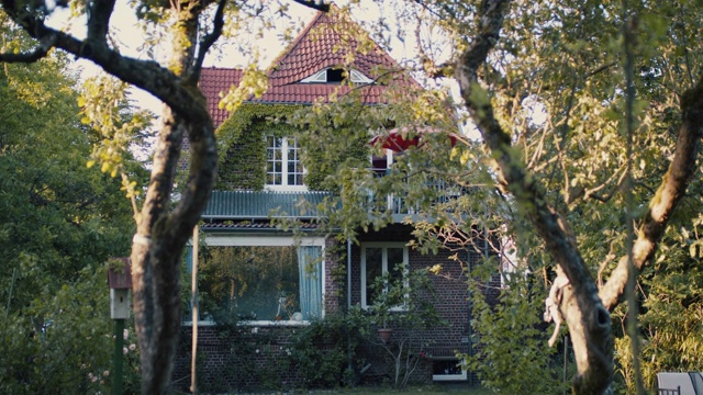 美丽的欧洲别墅与太阳能电池板视频下载