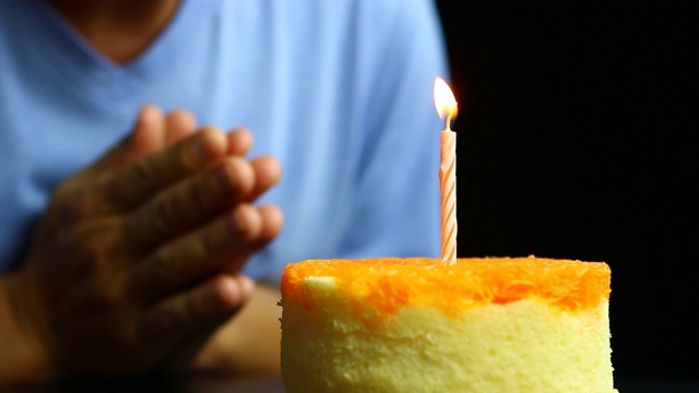 男人拍手，吹灭生日蛋糕上的蜡烛视频下载