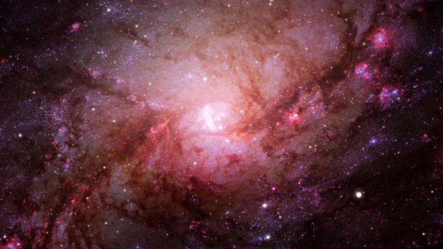 螺旋星系M83中心区域的无缝循环空间旅行。梅西耶83号，南风车星系，位于九头蛇星座。无尽的星云和太空飞行进入深空星系。视频下载