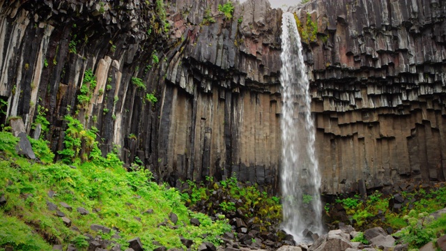 冰岛，从玄武岩上落下的斯瓦提福斯瀑布视频素材