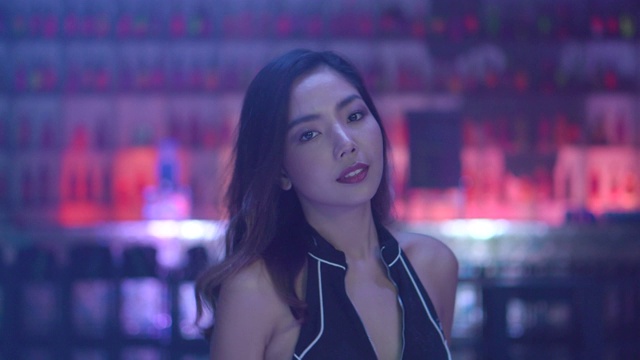 年轻的亚洲女子在夜总会跳舞视频素材