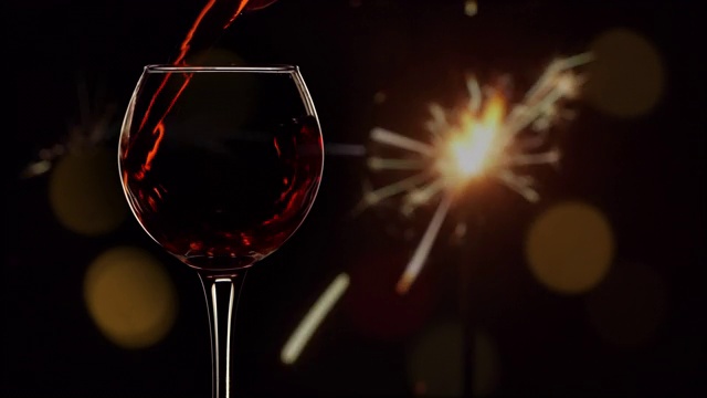 年轻的红酒倒入玻璃孟加拉火散焦背景视频下载