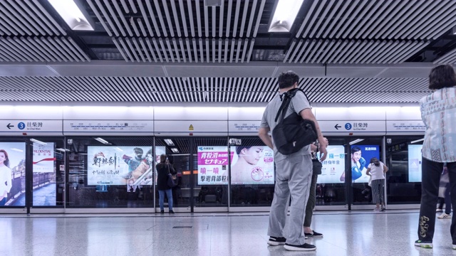 时间流逝——一群人走在香港默托地铁站台上视频素材