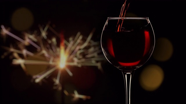 将红酒倒入酒杯，孟加拉火和圣诞彩灯视频下载
