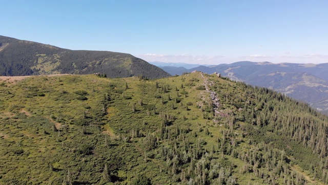 空中全景的绿色山脉和丘陵在喀尔巴阡山谷视频素材
