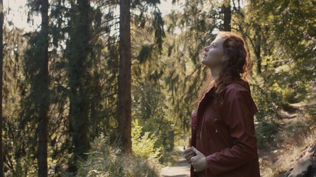 森林里有一头红色长发的女人视频素材