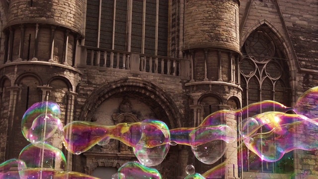 比利时根特的Korenmarkt(中心广场)的圣尼古拉斯教堂正面和泡泡视频素材