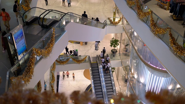 人们在购物中心乘坐白色扶梯的景象视频下载