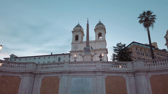罗马西班牙台阶顶端的方尖碑和三一教堂视频下载