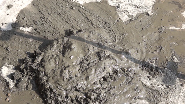 水泥和沙子缓慢混合在一起进行施工视频下载