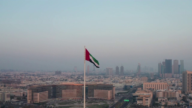 阿拉伯联合酋长国(阿联酋)国旗位于迪拜鸟瞰图视频素材