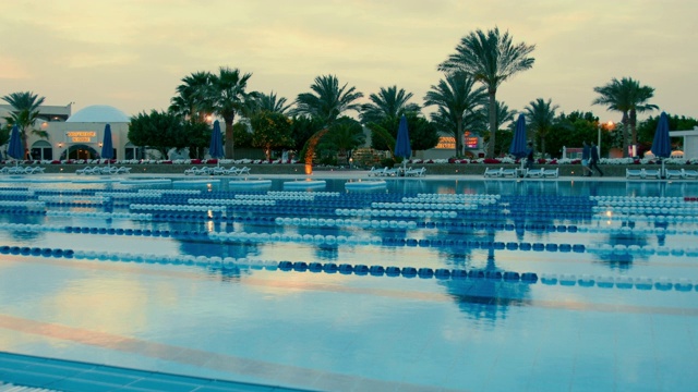 美丽的游泳池和干净的蓝色的水。埃及露天游泳池。视频下载