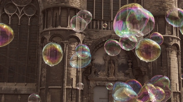 比利时根特的Korenmarkt(中心广场)的圣尼古拉斯教堂正面和泡泡视频素材