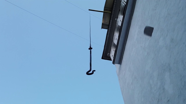 钟的钩子吊在绳子上视频下载