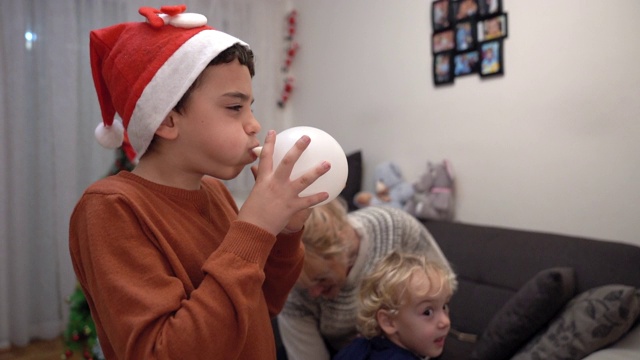 男孩吹气球视频下载