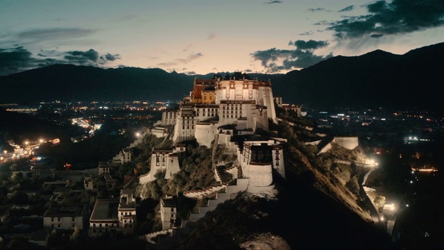 鸟瞰日落时的布达拉宫，西藏，中国。视频下载