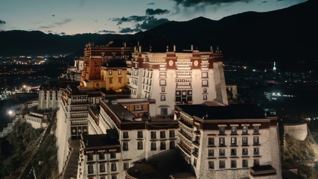 鸟瞰日落时的布达拉宫，西藏，中国。视频下载